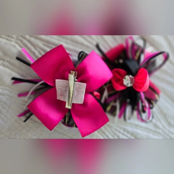 💚💥3/$15💥- Girl Bows Set Of 2 - Picture 3 of 3